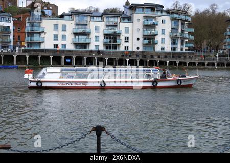 Bristol, Angleterre- 29 mars 2024 : bateau de plaisance traversant la rivière Avon dans la ville de Bristol Banque D'Images