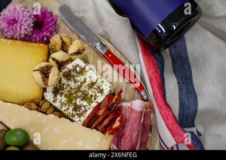 Assiette antipasto avec un assortiment de charcuteries, fromages artisanaux, olives marinées, légumes rôtis et pain frais. Parfait pour le partage. Banque D'Images