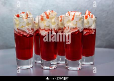 ensemble de cocktails rouges à la crème sur fond gris. Banque D'Images