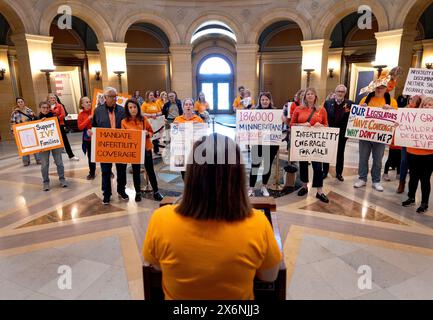 Monsieur Paul, États-Unis. 15 mai 2024. Miraya Gran de Bloomington parle dans la rotonde lors d'un rassemblement pour la couverture d'assurance FIV, le 18 avril 2024, au Capitole de l'État du Minnesota à un Paul, Minnesota. (Photo de Carlos Gonzalez/Minneapolis Star Tribune/TNS/Sipa USA) crédit : Sipa USA/Alamy Live News Banque D'Images