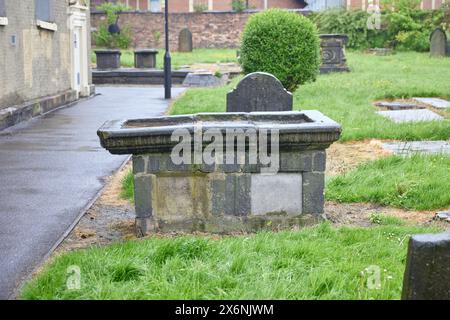 « Molly Leigh, Molly Leigh, Chase me around the pommier » Molly Leigh (1685-1748) la sorcière de Burslem a été enterrée dans le cimetière de St Johns Banque D'Images