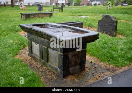 « Molly Leigh, Molly Leigh, Chase me around the pommier » Molly Leigh (1685-1748) la sorcière de Burslem a été enterrée dans le cimetière de St Johns Banque D'Images