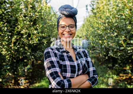 Portrait d'une jeune agricultrice afro-américaine dans un verger. Banque D'Images