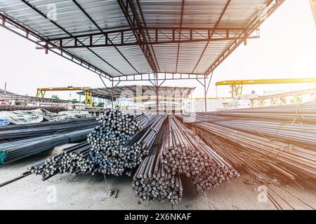 Acier à barres rondes haute résistance pour l'industrie de la coulée de béton de construction, stock de barres métalliques cylindriques de longue ligne. Banque D'Images