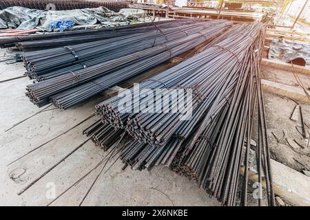 Acier à barres rondes haute résistance pour l'industrie de la coulée de béton de construction, stock de barres métalliques cylindriques de longue ligne. Banque D'Images