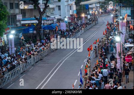 Mumbai, Inde. 15 mai 2024. MUMBAI, INDE - 15 MAI : des partisans attendent sur le bord de la route pour le Road show du premier ministre Narendra Modi à Ghatkopar le 15 mai 2024 à Mumbai, en Inde. (Photo de Satish Bate/Hindustan Times/Sipa USA) crédit : Sipa USA/Alamy Live News Banque D'Images