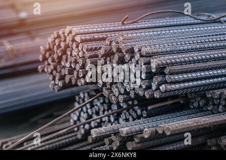 Acier à barres rondes haute résistance pour l'industrie de la coulée de béton de construction, stock de barres métalliques cylindriques de longue ligne. Banque D'Images