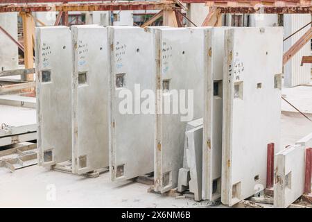 Usine de fabrication de moulage de béton préfabriqué, produits de ciment grande industrie d'affaires de chantier de construction. Banque D'Images