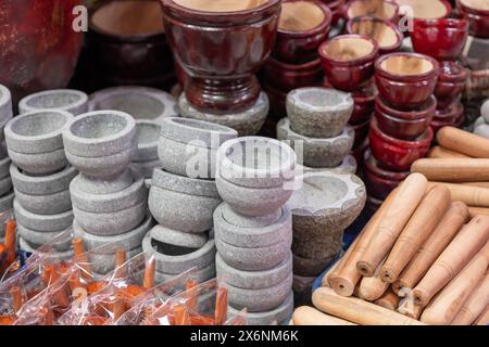 Mortiers pilés à la main et pilons, pierre et type bois, ustensiles de cuisine traditionnels en vente sur le marché artisanal thaïlandais Banque D'Images