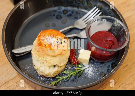 Scones à la confiture de fraises menu de pain traditionnel rapide à l'anglaise servi sur une table en bois Banque D'Images