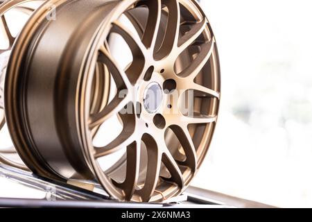 roue mag de voiture en alliage d'aluminium anodisé de luxe élégante dans un atelier de pièces automobiles de haute performance Banque D'Images