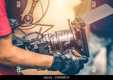 caméra cinématographique homme derrière la scène tournage de film ou de production vidéo et équipe de tournage de film avec équipement professionnel de caméra numérique de cinéma Banque D'Images