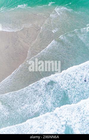 drone vue aérienne de dessus des vagues mousseuses arrivant à marée basse. Image d'été avec espace de copie. Prise de vue aérienne Banque D'Images