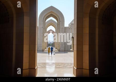 Muscat, Oman - 2 janvier 2024 : les visiteurs admirent la beauté architecturale de la Grande Mosquée du Sultan Qaboos. Banque D'Images