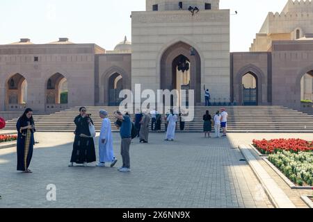 Muscat, Oman - 2 janvier 2024 : visiteurs explorant la grandeur de la Grande Mosquée du sultan Qaboos. Banque D'Images