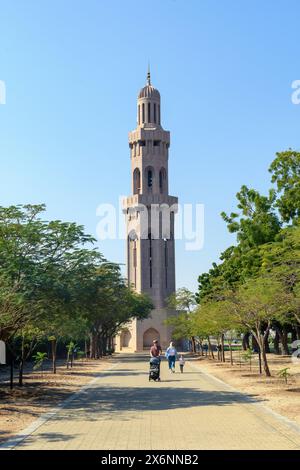 Muscat, Oman - 2 janvier 2024 : les visiteurs profitent d’une journée lumineuse près de la tour emblématique, témoignage du riche patrimoine et de la merveille architecturale d’Oman. Banque D'Images
