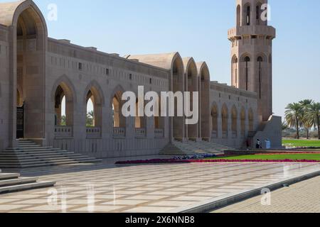 Muscat, Oman - 2 janvier 2024 : une matinée sereine à la Grande Mosquée du Sultan Qaboos avec des visiteurs explorant la grandeur de cette structure emblématique. Banque D'Images