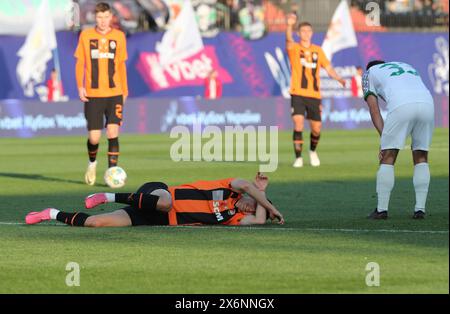 RIVNE, UKRAINE - 15 MAI 2024 - Un joueur du FC Shakhtar Donetsk subit une blessure lors de la finale de la Coupe d'Ukraine 2023/24 contre le FC Vorskla Poltava au stade Avanhard, Rivne, dans l'ouest de l'Ukraine. Les Orange-et-Blacks ont remporté une victoire de 2-1 sur leurs rivaux de Poltava et ont remporté la Coupe d'Ukraine pour la 14e fois. Le 11 mai, les Miners remportent le titre de premier League ukrainienne 2023/24 en battant le FC Dynamo Kyiv 1-0 à Lviv. Ainsi, l’équipe de Donetsk a obtenu un double d’or pour la saison 2023/24 et est devenue le club le plus décoré depuis l’indépendance de l’Ukraine avec 39 trophées. Banque D'Images