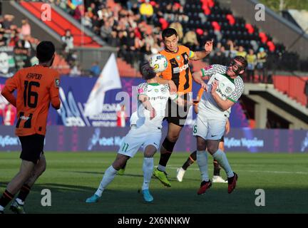 RIVNE, UKRAINE - 15 MAI 2024 - le milieu de terrain Taras Stepanenko (C) du FC Shakhtar Donetsk est vu en action avec les joueurs du FC Vorskla Poltava lors de la finale de la Coupe d'Ukraine 2023/24 au stade Avanhard, Rivne, dans l'ouest de l'Ukraine. Les Orange-et-Blacks ont remporté une victoire de 2-1 sur leurs rivaux de Poltava et ont remporté la Coupe d'Ukraine pour la 14e fois. Le 11 mai, les Miners remportent le titre de premier League ukrainienne 2023/24 en battant le FC Dynamo Kyiv 1-0 à Lviv. Ainsi, l’équipe de Donetsk a obtenu un double d’or pour la saison 2023/24 et est devenue le club le plus décoré depuis l’Independ de l’Ukraine Banque D'Images