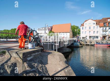 Drehbrücke Seebad Warnemünde Blick auf die Drehbrücke am Altem Strom in Warnemünde. An der denkmalgeschützten Brücke im Ostseebad werden derzeit Reparaturarbeiten durchgeführt. für die Drehung der Brücke muss das Bauwerk dann für den Fußgängerverkehr zeitweise voll gesperrt werden. Bahnhofsbrücke Warnemünde Die Bahnhofsbrücke im Ostseebad Warnemünde verbindet über den Alten Strom hinweg den Warnemünder Bahnhof auf der Mittelmole und den westlich gelegenen Ortskern. Rostock Warnemünde *** Warnemünde station balnéaire pont tournant vue du pont tournant sur Altem Strom à Warnemünde travaux de réparation Banque D'Images