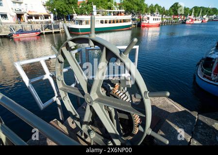 Drehbrücke Seebad Warnemünde Blick auf die Drehbrücke am Altem Strom in Warnemünde. An der denkmalgeschützten Brücke im Ostseebad werden derzeit Reparaturarbeiten durchgeführt. für die Drehung der Brücke muss das Bauwerk dann für den Fußgängerverkehr zeitweise voll gesperrt werden. Bahnhofsbrücke Warnemünde Die Bahnhofsbrücke im Ostseebad Warnemünde verbindet über den Alten Strom hinweg den Warnemünder Bahnhof auf der Mittelmole und den westlich gelegenen Ortskern. Rostock Warnemünde *** Warnemünde station balnéaire pont tournant vue du pont tournant sur Altem Strom à Warnemünde travaux de réparation Banque D'Images