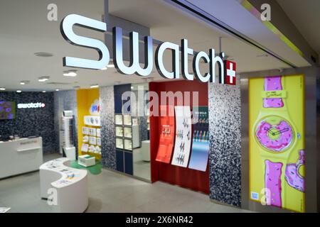 SINGAPOUR - 6 NOVEMBRE 2023 : gros plan de l'enseigne Swatch vue dans le magasin de Singapour. Banque D'Images