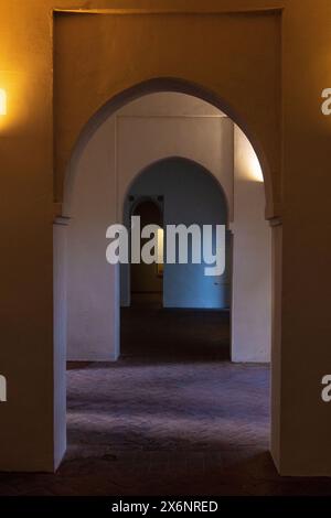 Intérieur de la forteresse Alcazaba de Malaga, Andalousie dans le sud de l'Espagne, avec des arches mauresques distinctives. Banque D'Images