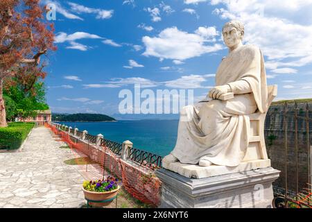 Statue de Frederick North, 5e comte de Guilford, alias Lord Guilford, homme politique britannique et Philhellène, dont la statue est au parc Boschetto. Banque D'Images