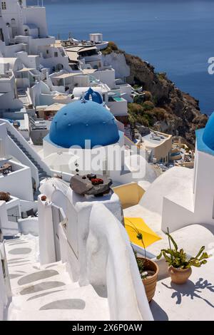 Bâtiments blanchis à la chaux sur le bord de la falaise de la caldeira dans le village d'Oia, Santorin, Grèce Banque D'Images