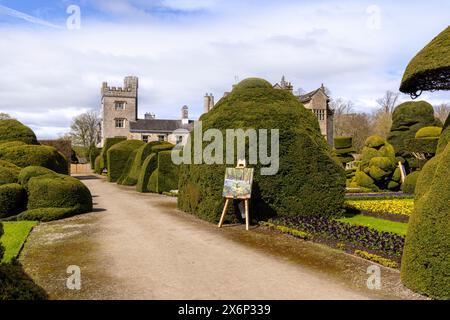 Levens Hall, une maison élisabéthaine, vue depuis ses superbes jardins topiaires, Kendal, Lake District, Angleterre, Grande-Bretagne. Banque D'Images