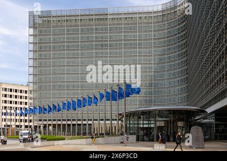 Europa quartier in Brüssel Europafahnen vor dem Eingang des Berlaymont-Gebäude in Brüssel. Dieses Geäbude ist der Sitz der Europäischen Kommission. Es liegt am den Robert-Schuman-Kreisel in Laufweite vom Europaparlament. Brüssel Brussel-Wetstraat Region Brüssel-Hauptstadt Belgien *** quartier européen à Bruxelles drapeaux européens devant l'entrée du bâtiment Berlaymont à Bruxelles ce bâtiment est le siège de la Commission européenne il est situé au rond-point Robert Schuman à quelques pas du Parlement européen Bruxelles Bruxelles région de Wetstraat Bruxelles capitale B Banque D'Images