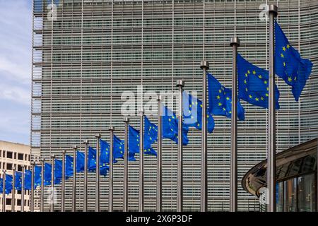 Europa quartier in Brüssel Europafahnen vor dem Berlaymont-Gebäude in Brüssel. Dieses Geäbude ist der Sitz der Europäischen Kommission. Es liegt am den Robert-Schuman-Kreisel in Laufweite vom Europaparlament. Brüssel Brussel-Wetstraat Region Brüssel-Hauptstadt Belgien *** quartier européen à Bruxelles drapeaux européens devant le bâtiment Berlaymont à Bruxelles ce bâtiment est le siège de la Commission européenne il est situé au rond-point Robert Schuman à distance de marche du Parlement européen Bruxelles Bruxelles Bruxelles région Wetstraat Bruxelles capitale Belgique 20240514-6V2A5186 Banque D'Images