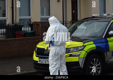 Examen médico-légal dans une propriété de la rue Madrid suite au meurtre de Kathryn Parton Belfast, Royaume-Uni 16/05/2024 police sur les lieux d'un meurtre dans la rue Madrid East Belfast Belfast Irlande du Nord crédit:HeadlineX/Alamy Live News Banque D'Images