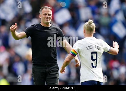 Photo du dossier datée du 14-04-2024 de Bethany England de Tottenham Hotspur et du manager Robert Vilahamn. La première saison de Robert Vilahamn à la tête de Tottenham verra les Spurs terminer sixième - deuxième seulement après un meilleur cinquième jamais enregistré en 2021-22, alors qu'ils étaient également finalistes pour la première fois de la FA Cup - et le Suédois a insisté avec les bonnes ressources pour que le club soit capable de combler l'écart encore plus loin. Date d'émission : jeudi 16 mai 2024. Banque D'Images