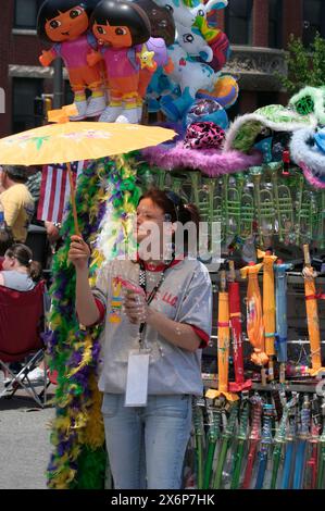 INDIANAPOLIS, IN, USA-MAI 23,2009:fournisseur non identifié vendant des ballons, Bubble Maker Toy et parasols en papier à Indy 500 Parade Banque D'Images