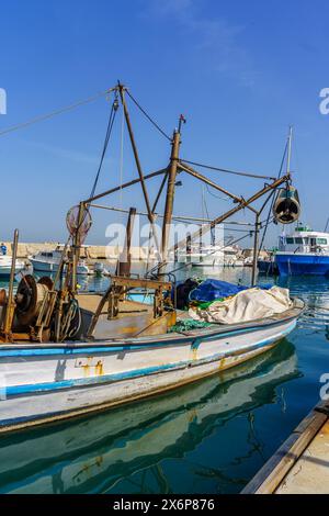 Jaffa, Israël - 10 mai 2024 : vue des bateaux de pêche dans le port historique de Jaffa, qui fait maintenant partie de tel-Aviv-Yafo, Israël Banque D'Images