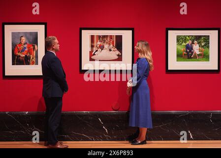 USAGE ÉDITORIAL UNIQUEMENT Portraits de Hugo Burnand (de gauche à droite) Portrait officiel du 60e anniversaire du roi Charles III lorsque le prince de Galles, 27 février 2008; Wedding Group, 29 avril 2011, et le roi Charles III et la reine Camilla When the Prince of Wales and the Duchess of Cornwall, 2018, lors de l'avant-première de l'exposition Royal Portraits : a Century of Photography à la King's Gallery, Buckingham Palace, Londres. Date de la photo : jeudi 16 mai 2024. Banque D'Images