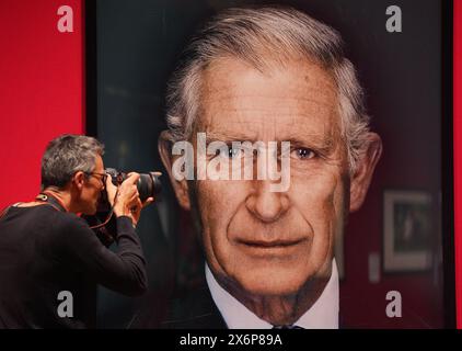 USAGE ÉDITORIAL SEULEMENT Un portrait de Nadav Kander, roi Charles III, quand le prince de Galles, 20 août 2013, lors de l'avant-première de l'exposition Royal Portraits : a Century of Photography à la King's Gallery, Buckingham Palace, Londres. Date de la photo : jeudi 16 mai 2024. Banque D'Images