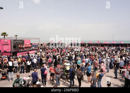 Martinsicuro, Italie. 16 mai 2024. Cyclistes au départ lors de l'étape 12 du Giro d'Italia de Martinsicuro à Fano, 16 mai 2024 Italie. (Photo de Massimo Paolone/Lapresse) crédit : LaPresse/Alamy Live News Banque D'Images