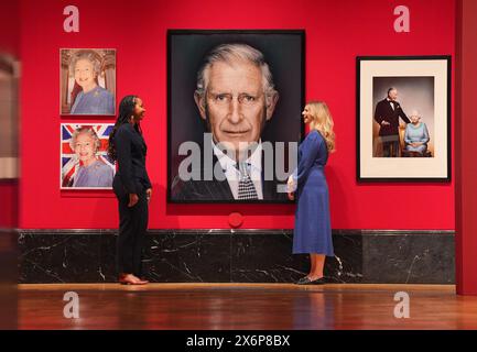 USAGE ÉDITORIAL SEULEMENT Un portrait de Nadav Kander (au centre), roi Charles III, quand le prince de Galles, 20 août 2013, lors de l'avant-première de l'exposition Royal Portraits : un siècle de photographie à la King's Gallery, Buckingham Palace, Londres. Date de la photo : jeudi 16 mai 2024. Banque D'Images