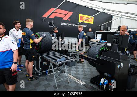 Imola, Italie. 16 mai 2024. Station de montage de pneus Pirelli lors de la formule 1 MSC Cruises Gran Premio del Made in Italy e Dell'Emilia-Romagne 2024, 7ème manche du Championnat du monde de formule 1 2024 du 17 au 19 mai 2024 sur l'Autodromo Enzo e Dino Ferrari, à Imola, Italie - DPPI crédit: DPPI Media/Alamy Live News Banque D'Images