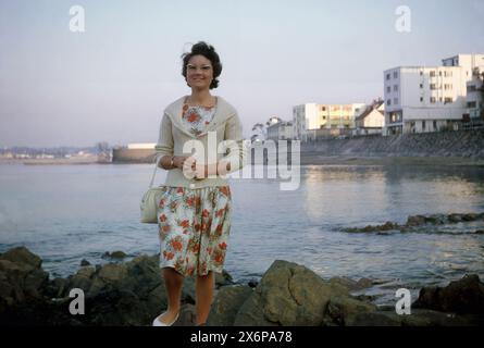 Jeune femme touriste sur le front de mer à St Helier, Jersey. 1962. Mode début des années 1960. Banque D'Images