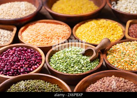 bols de pois, légumineuses, lentilles, pois chiches, riz et haricots sur table en bois Banque D'Images