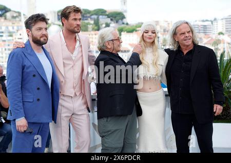 Tom Burke, Chris Hemsworth, George Miller, Anya Taylor-Joy und Doug Mitchell beim Photocall zum Kinofilm Furiosa : a Mad Max Saga auf dem Festival de Cannes 2024 / 77. Internationale Filmfestspiele von Cannes am Palais des Festivals. Cannes, 16.05.2024 *** Tom Burke, Chris Hemsworth, George Miller, Anya Taylor Joy et Doug Mitchell au Photocall pour le long métrage Furiosa A Mad Max Saga au Festival de Cannes 2024 77 Festival International du film de Cannes au Palais des Festivals Cannes, 16 05 2024 Foto:xD.xBedrosianx/xFuturexImagex furiosa Call 4503 Banque D'Images