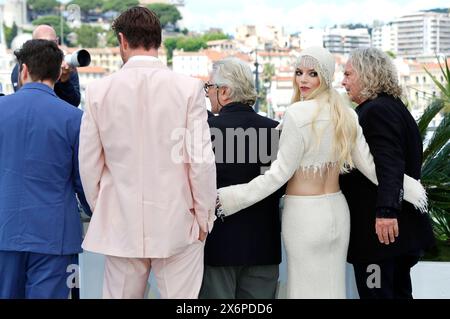 Tom Burke, Chris Hemsworth, George Miller, Anya Taylor-Joy und Doug Mitchell beim Photocall zum Kinofilm Furiosa : a Mad Max Saga auf dem Festival de Cannes 2024 / 77. Internationale Filmfestspiele von Cannes am Palais des Festivals. Cannes, 16.05.2024 *** Tom Burke, Chris Hemsworth, George Miller, Anya Taylor Joy et Doug Mitchell au Photocall pour le long métrage Furiosa A Mad Max Saga au Festival de Cannes 2024 77 Festival International du film de Cannes au Palais des Festivals Cannes, 16 05 2024 Foto:xD.xBedrosianx/xFuturexImagex furiosa Call 4505 Banque D'Images