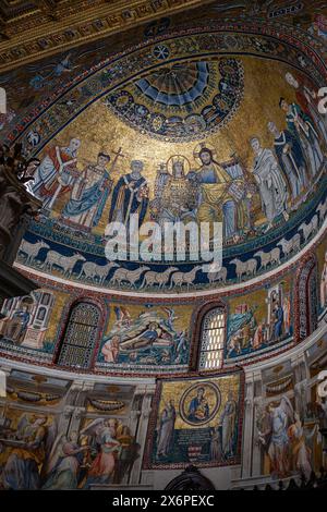 Abside, mosaïque avec le Couronnement de la Vierge, XIIe siècle, oeuvre de Pietro Cavallini, la basilique de Santa Maria à Trastevere, fondée au 3ème siècle par le Pape Callistus I, Rome, Latium, Italie. Banque D'Images