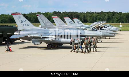 Les pilotes affectés au 480e Escadron de chasse marchent sur la ligne de vol pendant Astral Knight 24 à la base aérienne de l'OTAN à Geilenkirchen, en Allemagne, le 13 mai 2024. As Banque D'Images