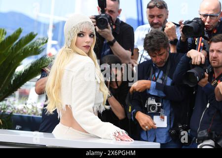 CANNES, FRANCE - 16 MAI : Anya Taylor-Joy assiste à la conférence 'Furiosa : a Mad Max Saga' (Furiosa : une Saga Mad Max) au 77e Festival de Cannes au Palais des Festivals le 16 mai 2024 à Cannes, France. Crédit : Media Pictures/Alamy Stock Live News Banque D'Images