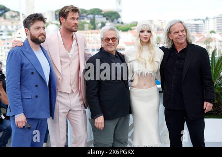 Tom Burke, Chris Hemsworth, George Miller, Anya Taylor-Joy und Doug Mitchell beim Photocall zum Kinofilm 'Furiosa : a Mad Max Saga' auf dem Festival de Cannes 2024 / 77. Internationale Filmfestspiele von Cannes am Palais des Festivals. Cannes, 16.05.2024 Banque D'Images