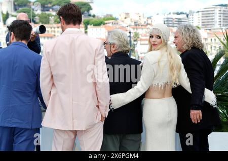 Tom Burke, Chris Hemsworth, George Miller, Anya Taylor-Joy und Doug Mitchell beim Photocall zum Kinofilm 'Furiosa : a Mad Max Saga' auf dem Festival de Cannes 2024 / 77. Internationale Filmfestspiele von Cannes am Palais des Festivals. Cannes, 16.05.2024 Banque D'Images